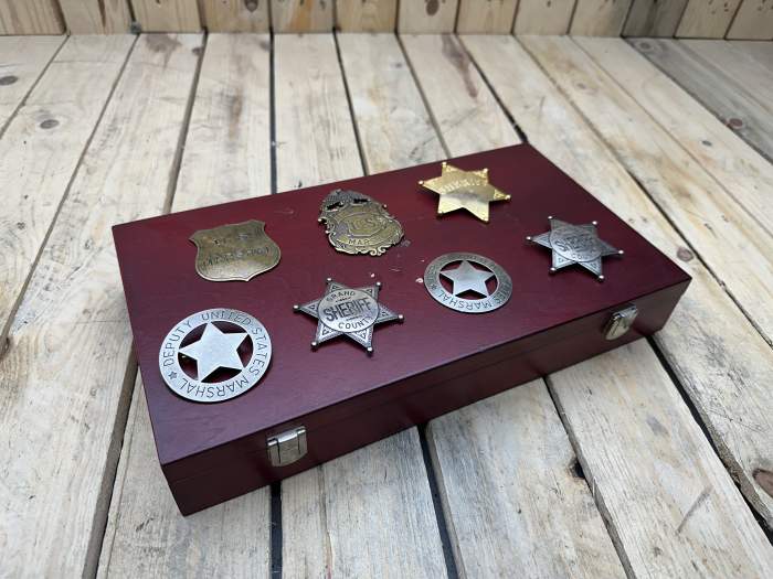 CAJA CON 7 INSIGNIAS SHARIFF METALICAS - QrBox.es