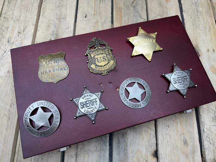 CAJA CON 7 INSIGNIAS SHARIFF METALICAS - QrBox.es