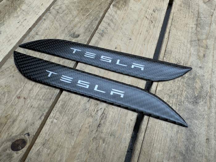 ADHESIVOS CARBONO MANETAS TESLA (4 UDS) - QrBox.es