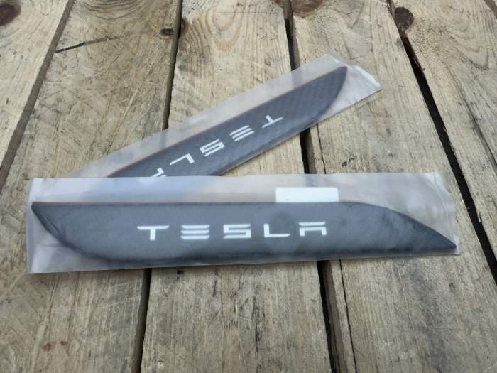 ADHESIVOS CARBONO MANETAS TESLA (4 UDS) - QrBox.es