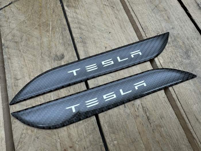 ADHESIVOS CARBONO MANETAS TESLA (4 UDS) - QrBox.es