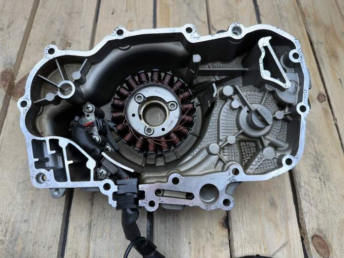 TAPA MOTOR IZQ. CON ESTATOR PIAGGIO BEVERLY 350