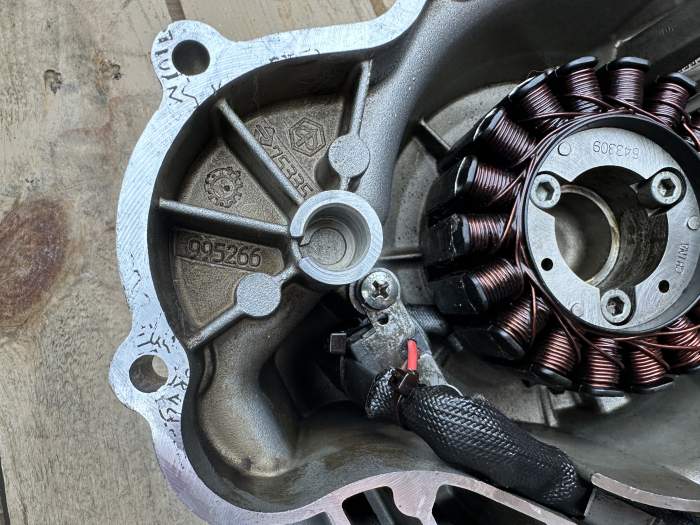 TAPA MOTOR IZQ. CON ESTATOR PIAGGIO BEVERLY 350