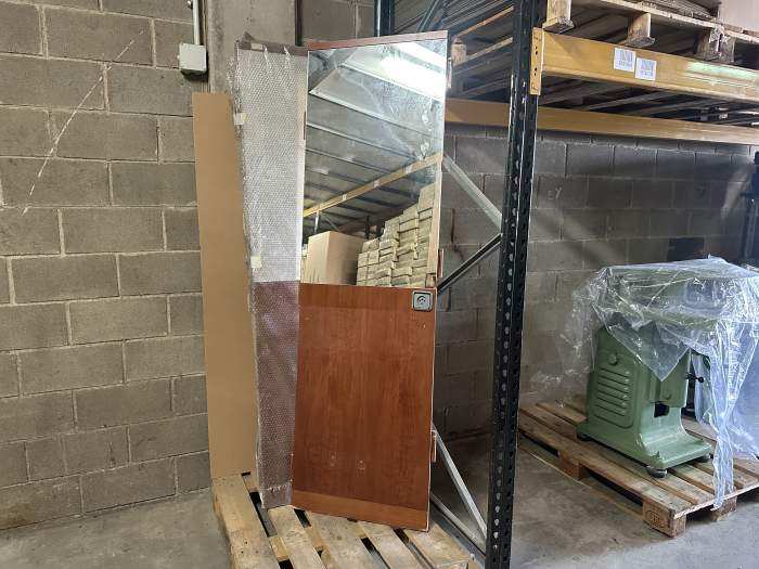 TOCADOR DE PELUQUERÍA CON ESPEJO Y ENCHUFE