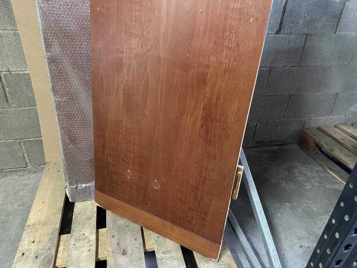 TOCADOR DE PELUQUERÍA CON ESPEJO Y ENCHUFE