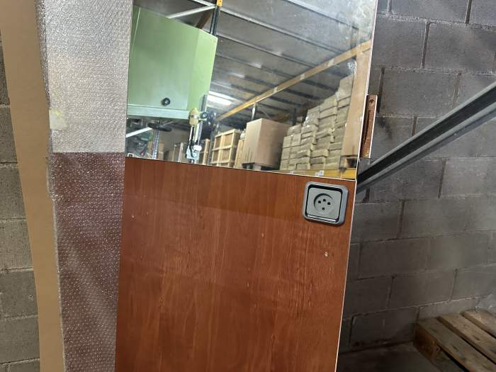 TOCADOR DE PELUQUERÍA CON ESPEJO Y ENCHUFE