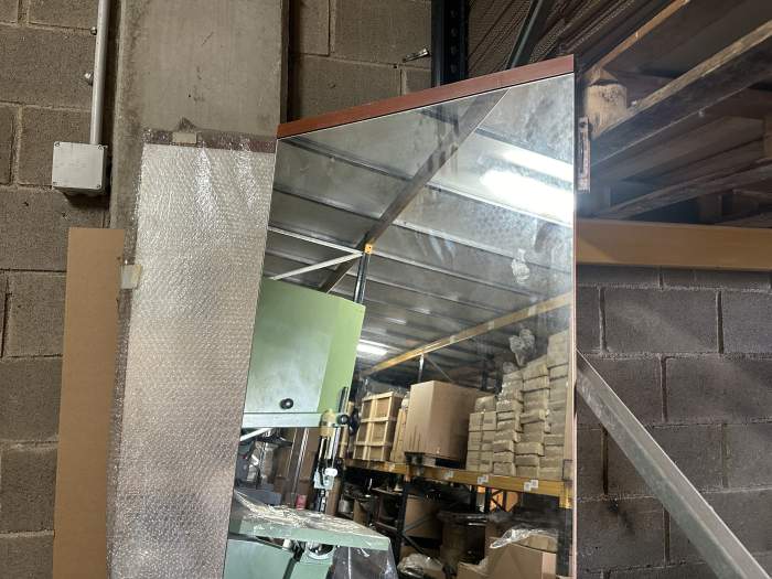 TOCADOR DE PELUQUERÍA CON ESPEJO Y ENCHUFE