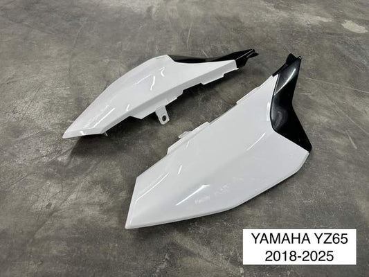 TAPAS LATERALES BLANCAS YAMAHA YZ65 2018‑2025