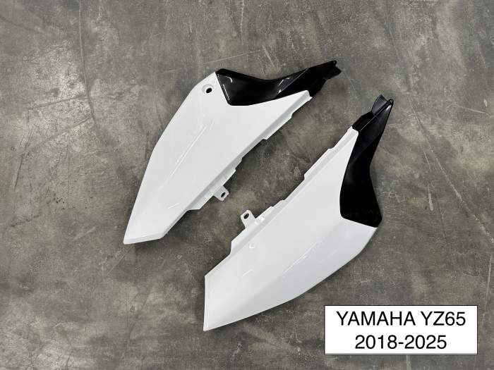 TAPAS LATERALES BLANCAS YAMAHA YZ65 2018‑2025