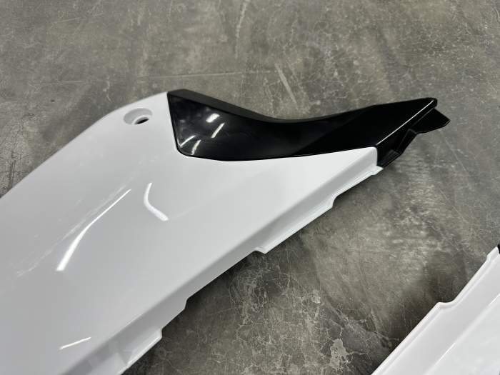 TAPAS LATERALES BLANCAS YAMAHA YZ65 2018‑2025