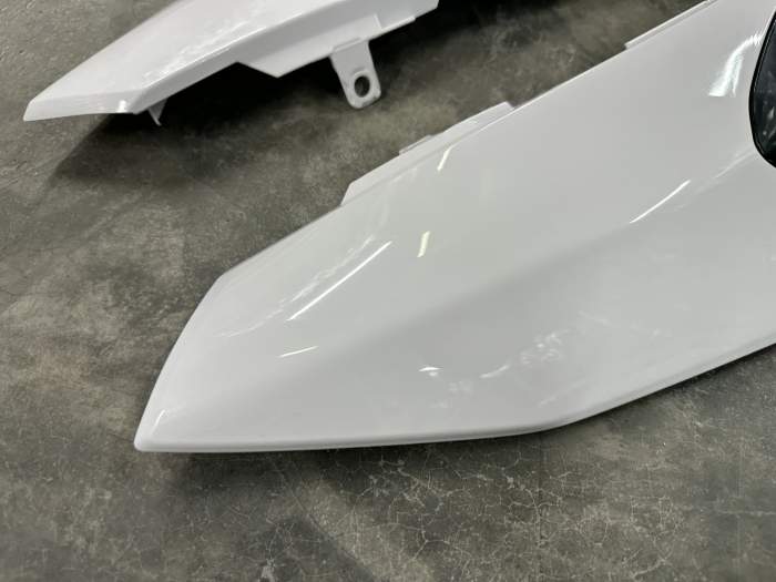 TAPAS LATERALES BLANCAS YAMAHA YZ65 2018‑2025