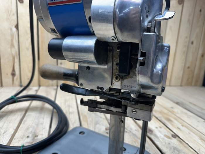 CORTADORA VERTICAL DE TEJIDOS BLUE STREAK II - QrBox.es