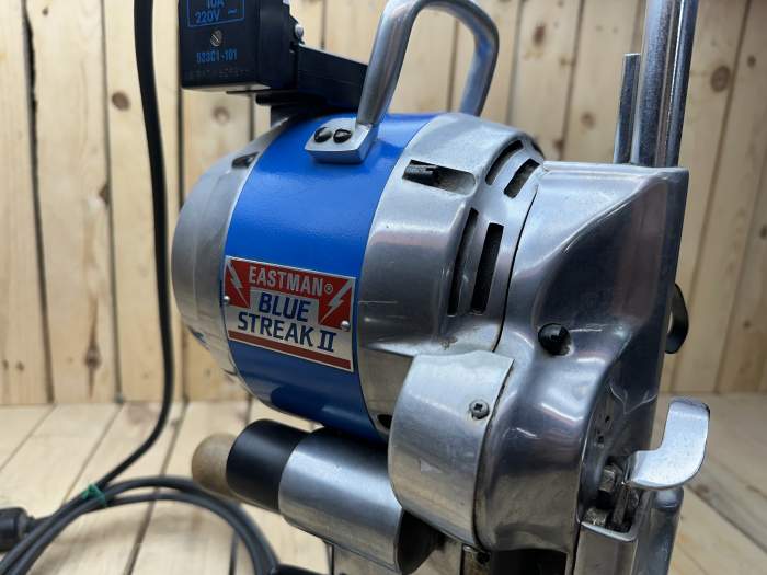 CORTADORA VERTICAL DE TEJIDOS BLUE STREAK II - QrBox.es