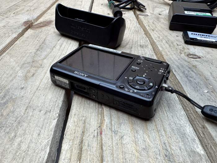 SONY CYBERSHOT DSC-T3 5.1 MP + BASE + CARGADOR - QrBox.es