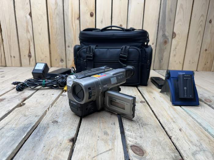 CÁMARA SONY CCD‑TRV57E HANDYCAM + ACCESORIOS - QrBox.es