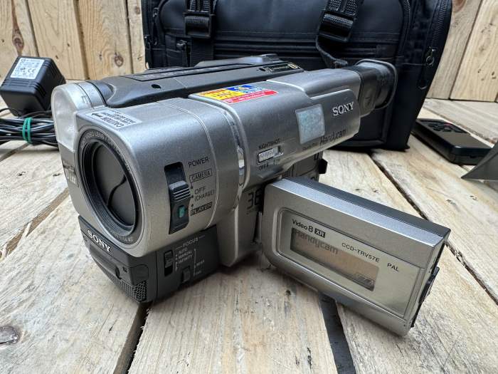 CÁMARA SONY CCD‑TRV57E HANDYCAM + ACCESORIOS - QrBox.es