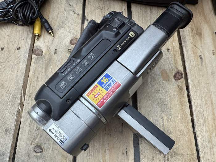 CÁMARA SONY CCD‑TRV57E HANDYCAM + ACCESORIOS - QrBox.es