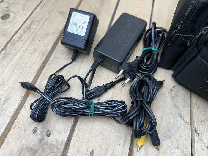 CÁMARA SONY CCD‑TRV57E HANDYCAM + ACCESORIOS - QrBox.es