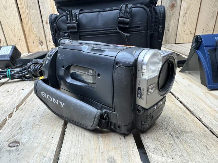 CÁMARA SONY CCD‑TRV57E HANDYCAM + ACCESORIOS - QrBox.es