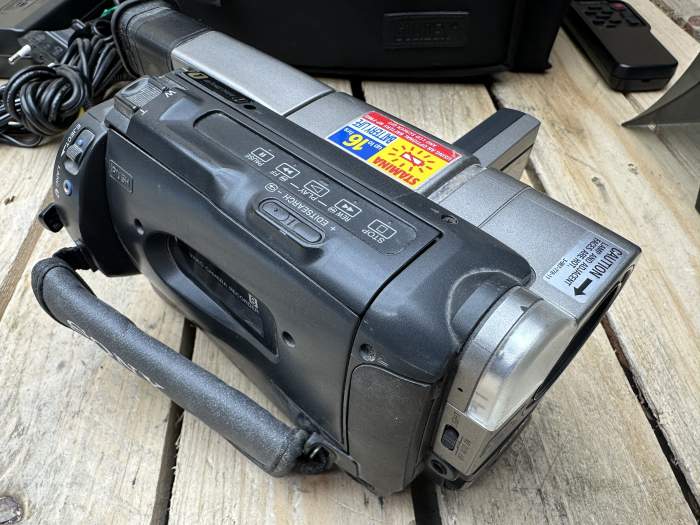CÁMARA SONY CCD‑TRV57E HANDYCAM + ACCESORIOS - QrBox.es