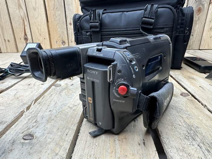 CÁMARA SONY CCD‑TRV57E HANDYCAM + ACCESORIOS - QrBox.es