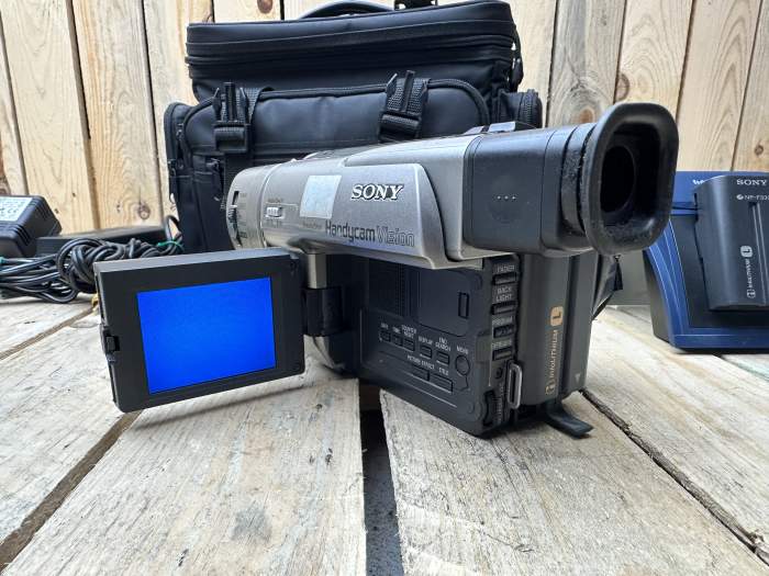 CÁMARA SONY CCD‑TRV57E HANDYCAM + ACCESORIOS - QrBox.es
