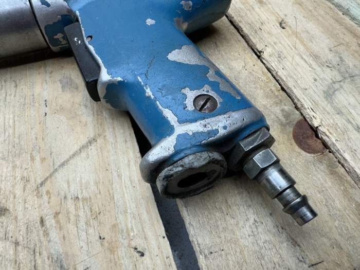 ATORNILLADOR NEUMÁTICO INDUSTRIAL AZUL 9 - QrBox.es