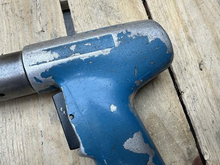 ATORNILLADOR NEUMÁTICO INDUSTRIAL AZUL 9 - QrBox.es