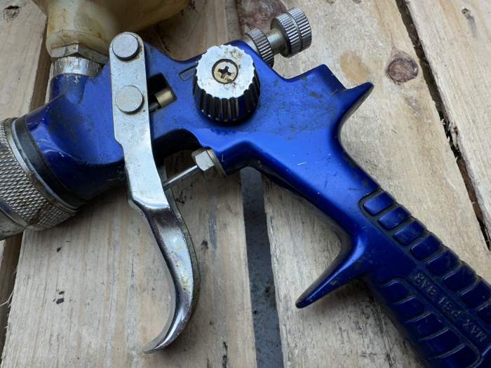 PISTOLA AEROGRÁFICA NEUMÁTICA AZUL - QrBox.es