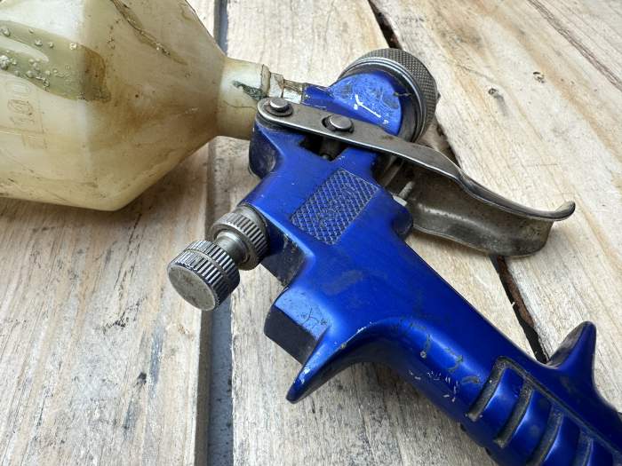 PISTOLA AEROGRÁFICA NEUMÁTICA AZUL - QrBox.es