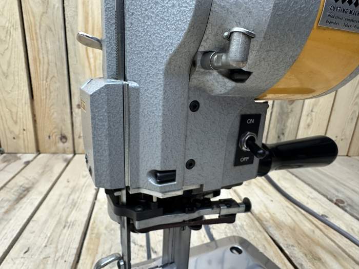 CORTADORA DE TELA JAPONESA KM KS-EU 220V - QrBox.es