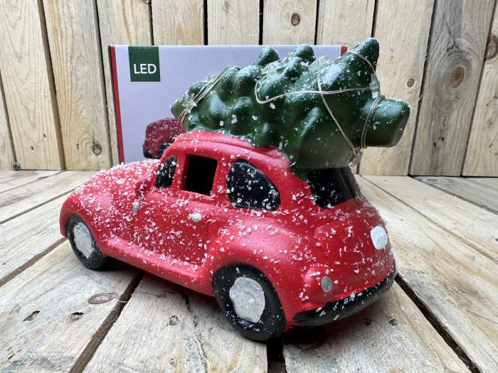 COCHE NAVIDEÑO CON ARBOL ROJO 23CM
