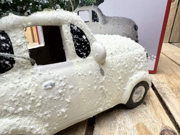 COCHE NAVIDEÑO CON ARBOL BLANCO 23CM