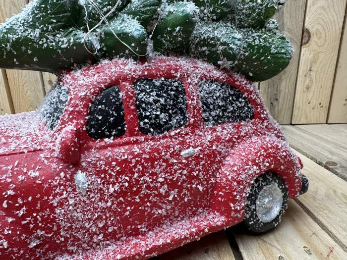 COCHE NAVIDEÑO CON ARBOL ROJO 39CM