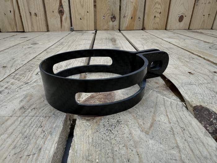 ABRAZADERA DE CARBONO PARA ESCAPE 89 MM