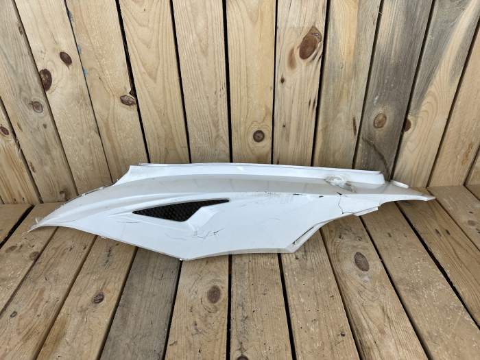 PLASTICO IZQ. BLANCO SYM SYMPHONY SR125 2011