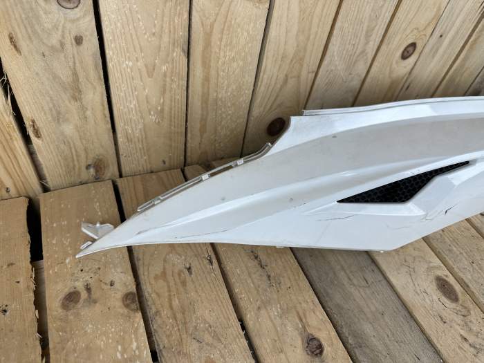 PLASTICO IZQ. BLANCO SYM SYMPHONY SR125 2011