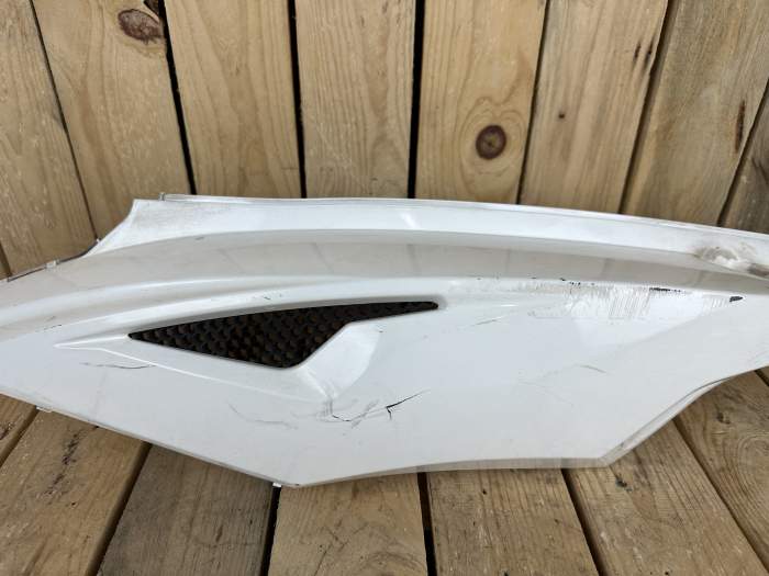 PLASTICO IZQ. BLANCO SYM SYMPHONY SR125 2011