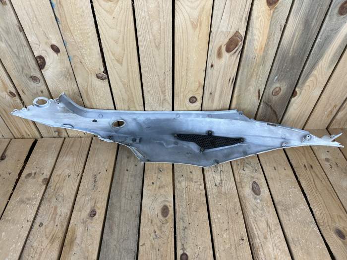 PLASTICO IZQ. BLANCO SYM SYMPHONY SR125 2011