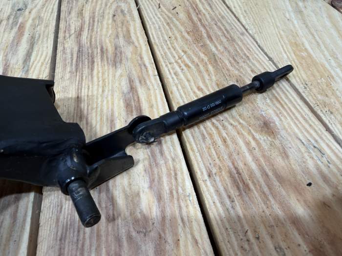 BISAGRA ASIENTO YAMAHA XMAX 125 2006