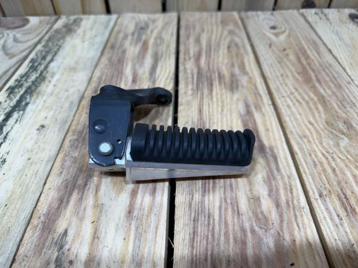 ESTRIBERA IZQUIERDA YAMAHA XMAX 125 2006