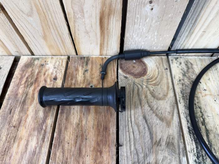 PUÑO CON CABLE DE GAS SUZUKI BURGMAN 400 2010