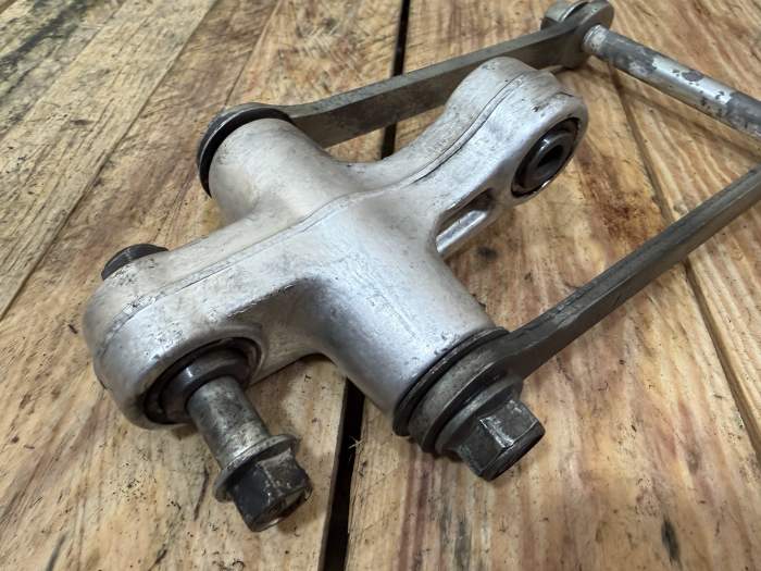 BIELETA SUSPENSION TRAS. SUZUKI BANDIT 650 2006