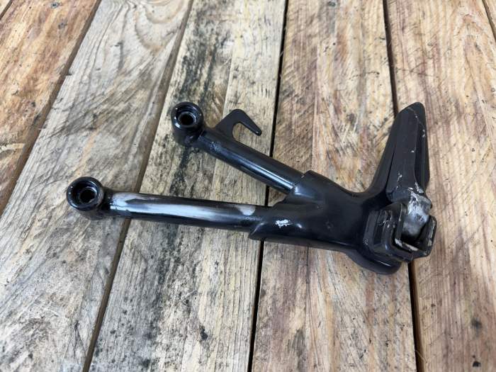 ESTRIBERA TRAS. IZQUIERDA SUZUKI BANDIT 650 2006