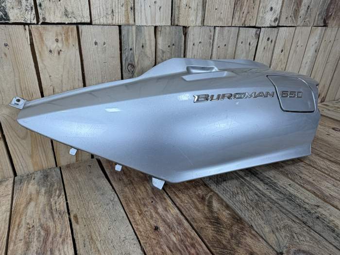 TAPA TRASERA IZQUIERDA SUZUKI BURGMAN 650 2003