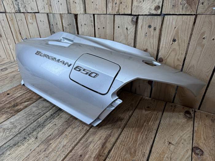 TAPA TRASERA IZQUIERDA SUZUKI BURGMAN 650 2003
