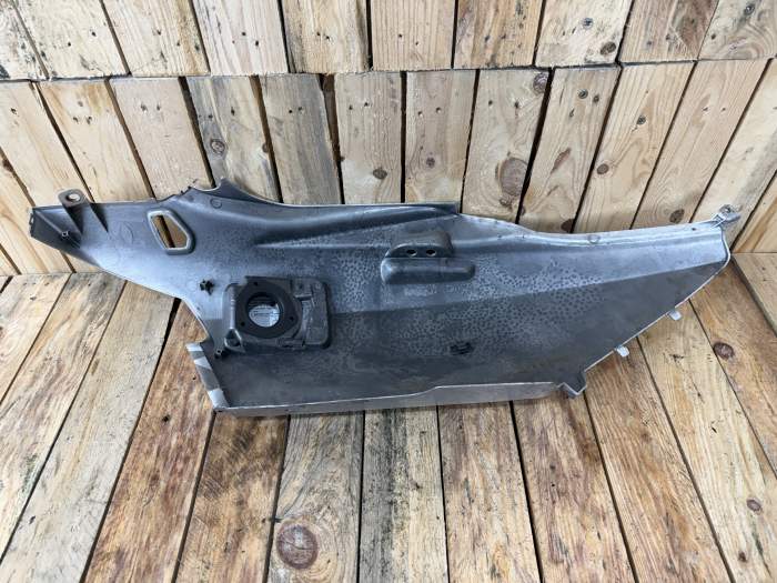 TAPA TRASERA IZQUIERDA SUZUKI BURGMAN 650 2003