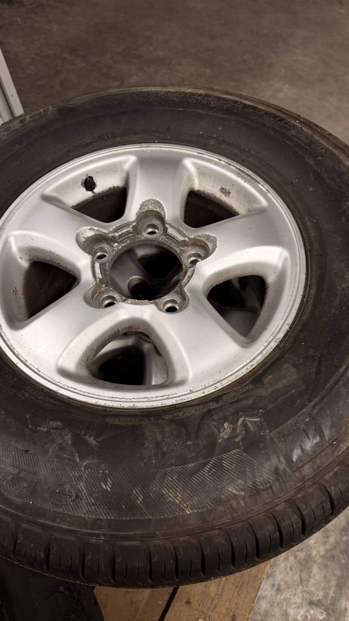 JUEGO 5 LLANTAS TOYOTA LANDCRUISER HDJ 100
