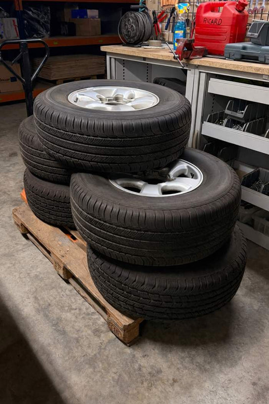 JUEGO 5 LLANTAS + NEUMÁTICOS TOYOTA HDJ - QrBox.es