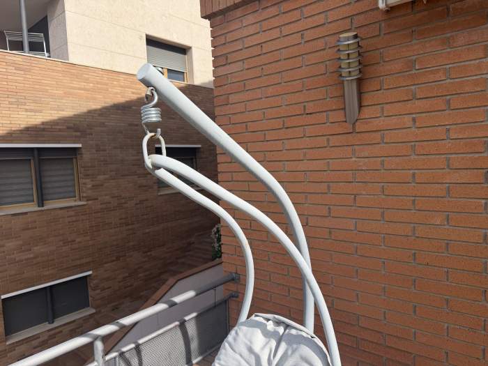 SILLA HUEVO COLGANTE GRIS CON COJÍN